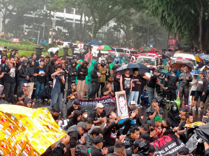Ribuan Aremania melaksanakan doa dan tahlil bersama di depan Balai Kota Malang, Kamis (10/11/2022). Kegiatan ini ditunjukkan untuk memperingati 40 hari tragedi Kanjuruhan.  