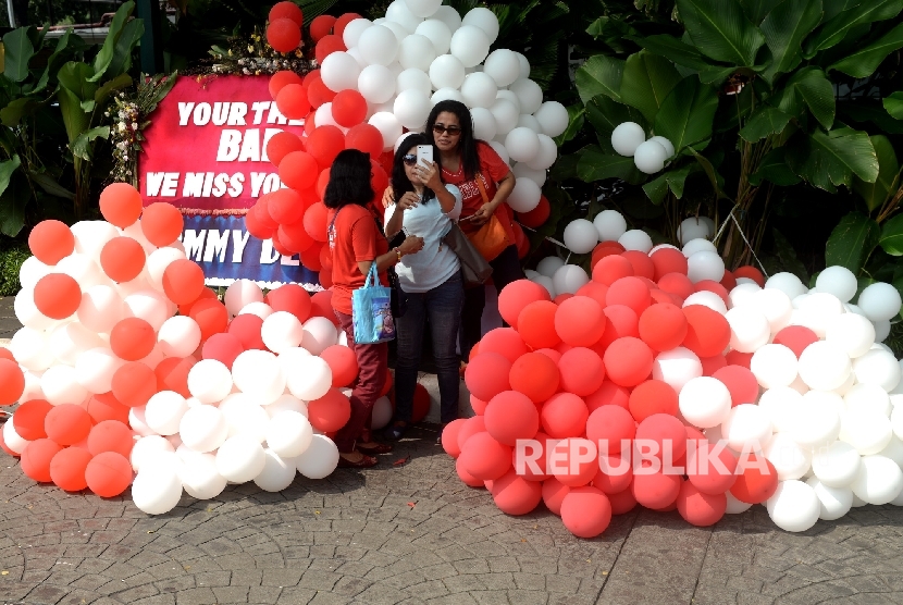 Ribuan balon warna merah dan putih berada di halaman Balai Kota, Jakarta, Senin (8/5).