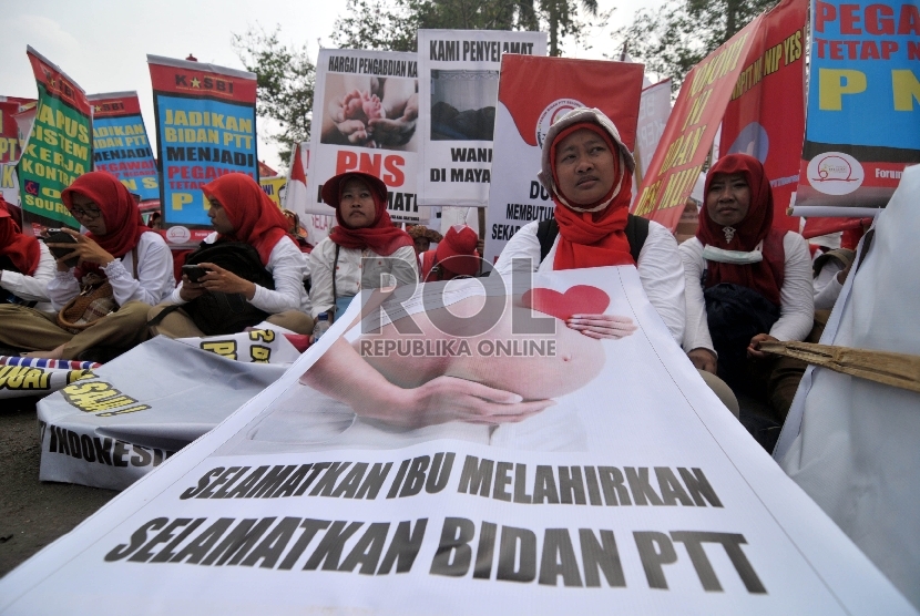  Ribuan bidan desa PTT yang tergabung dalam Forum Bidan PTT Indonesia melakukan aksi unjuk rasa di kawasan Silang Monas, Jakarta, Senin (28/9).   (Republika/Rakhmawaty La'lang)