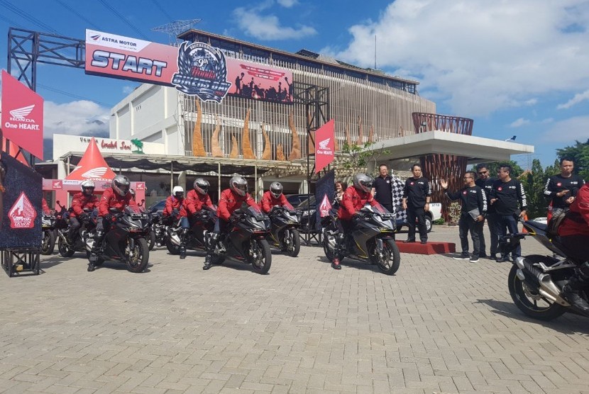Ribuan bikers Honda memadati puncak  Honda Bikers Day (HBD) 2017 yang  digelar di  Landasan Udara Gading, Gunungkidul, Yogyakarta (14/10). 