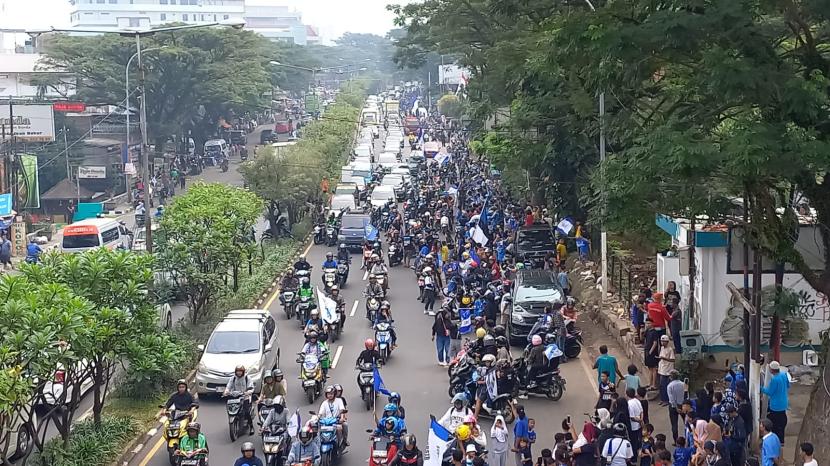 Ribuan bobotoh memadati Jalan Dr Djunjunan atau Jalan Pasteur, Kota Bandung, Sabtu (1/6/2024), akibat kehadiran bobotoh membuat kemacetan tak terhindarkan. Mereka bersiap menanti tim Persib Bandung sekaligus mengarak ke Gedung Sate, Sabtu (1/6/2024).