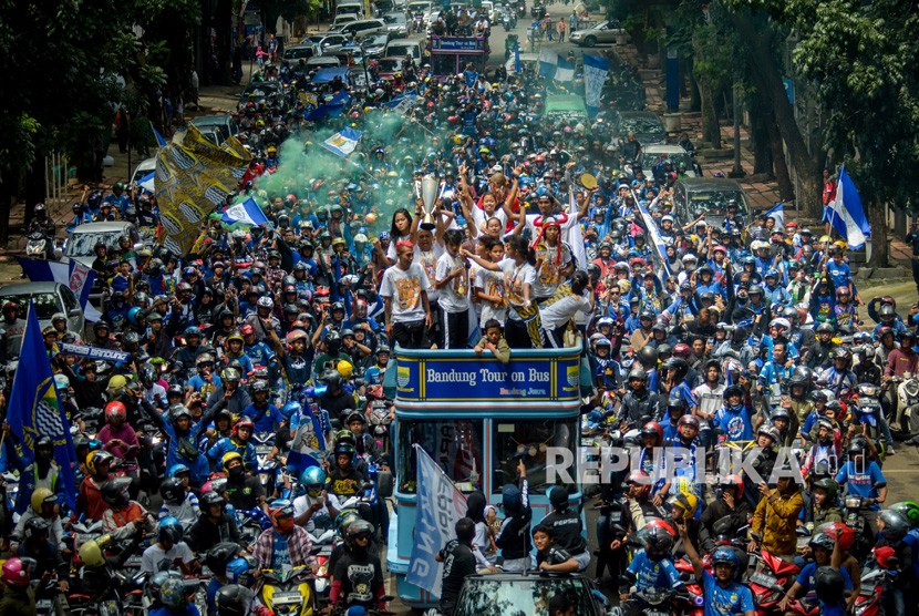 Ribuan bobotoh mengawal arak-arakan Tim Persib Putri keliling Kota Bandung, Jawa Barat, Ahad (29/12/2019).