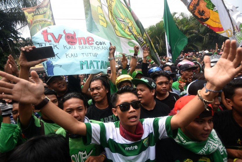 Ribuan Bonek, suporter fanatik Persebaya Surabaya.