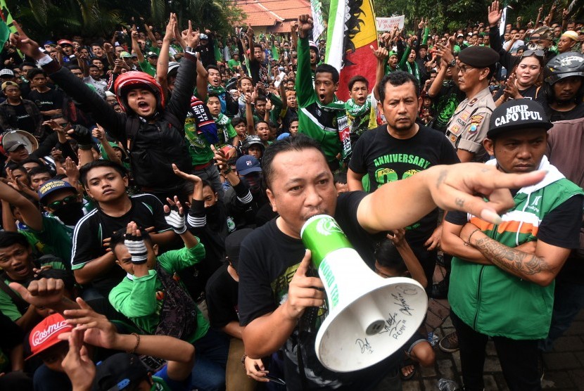 Ribuan Bonek, sebutan suporter fanatik Persebaya Surabaya, melakukan unjuk rasa di depan Kantor Biro televisi nasional di Surabaya, Jawa Timur, Senin (22/2).