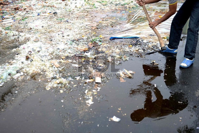 Ribuan botol-botol minuman keras dimusnahkan  di halaman Mapolres Jakarta Selatan, Jakarta, Rabu (10/6). (Republika/Wihdan Hidayat)