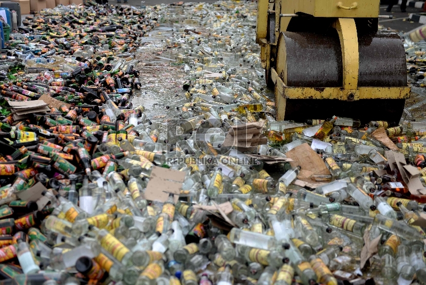 Ribuan botol-botol minuman keras dimusnahkan  di halaman Mapolres Jakarta Selatan, Jakarta, Rabu (10/6). (Republika/Wihdan Hidayat)