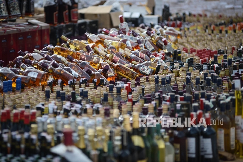  Ribuan botol minuman keras sebelum pemusnahan barang ilegal hasil sitaan bea cukai. (Ilustrasi)