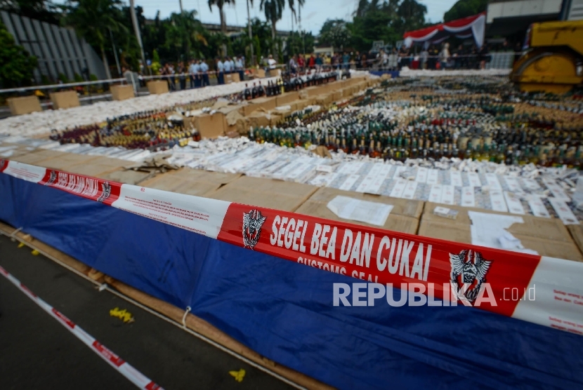 Ribuan botol minuman keras sebelum pemusnahan barang ilegal hasil sitaan bea cukai. ilustrasi