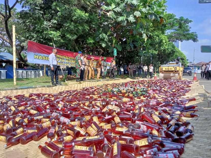 Ribuan botol miras dan ganja yang disita Polres Sukabumi Kota dimusnahkan di Terminal Tipe A Sukabumi, Jumat (22/4/2022)