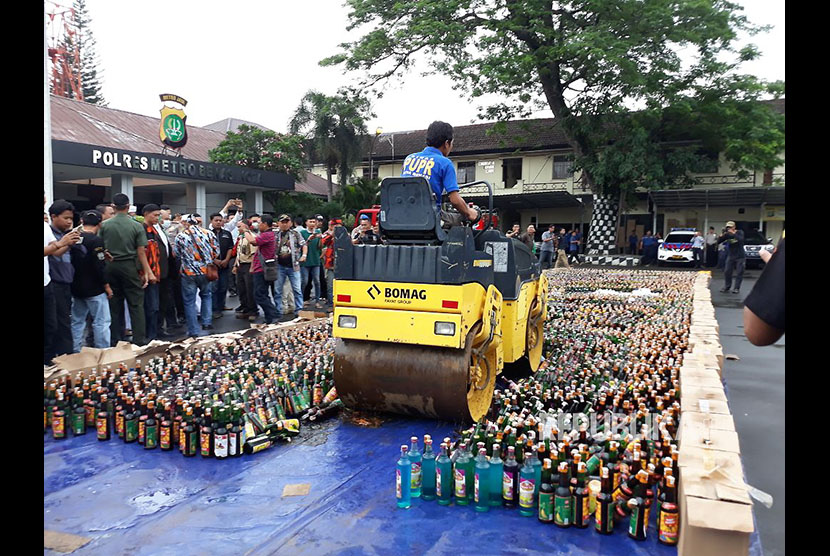 Ribuan botol miras dengan berbagai merk dimusnahkan di Halaman Kantor Polres Metro Bekasi Kota, Kamis (21/12) pagi. 