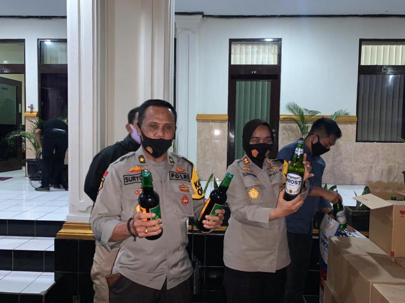 Ribuan botol miras diamankan Polres Sukabumi Kota dari sebuah toko di Tipar, Sukabumi, Kamis (16/7) malam