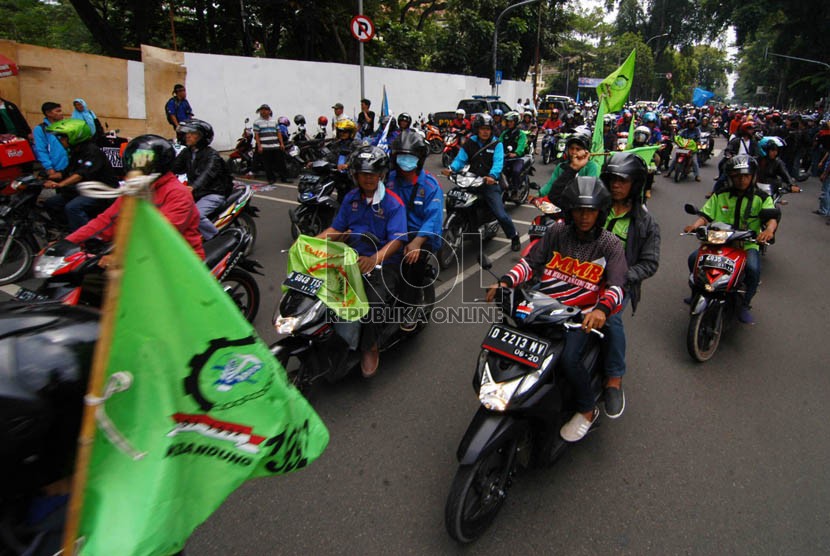 Ribuan buruh berdatangan menuju Gedung Sate untuk berunjuk rasa terkait penolakan upah minimum Provinsi dan menuntut pembatalan PP no 78/2015 di Jalan Dipenogoro, Kota Bandung, Rabu (11/11). ( Foto: Septianjar Muharam )    