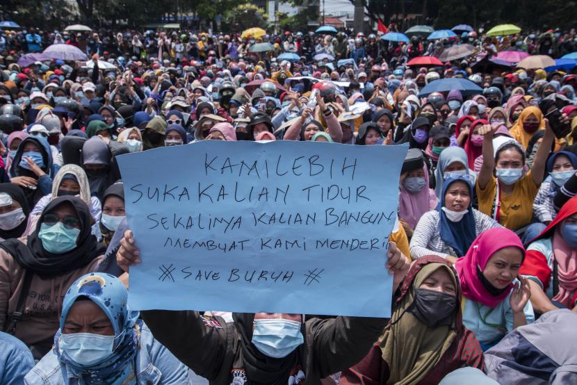 Ribuan buruh bersama Aliansi Badan Eksekutif Mahasiswa se-Sukabumi melakukan aksi unjuk rasa di lapangan Merdeka, Sukabumi, Jawa Barat, Rabu (7/10/2020). Aksi tersebut merupakan penolakan buruh terhadap pengesahan UU Cipta Kerja oleh DPR.
