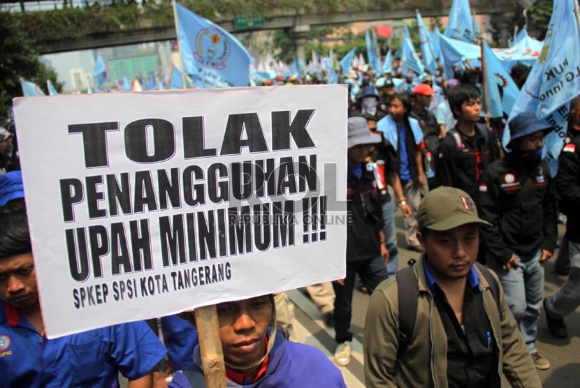   Ribuan buruh berunjuk rasa memperingati Hari Buruh Internasional atau yang biasa disebut 'May Day' di jalan MH. Thamrin, Jakarta, Rabu (1/5).   (Republika/Yasin Habibi)