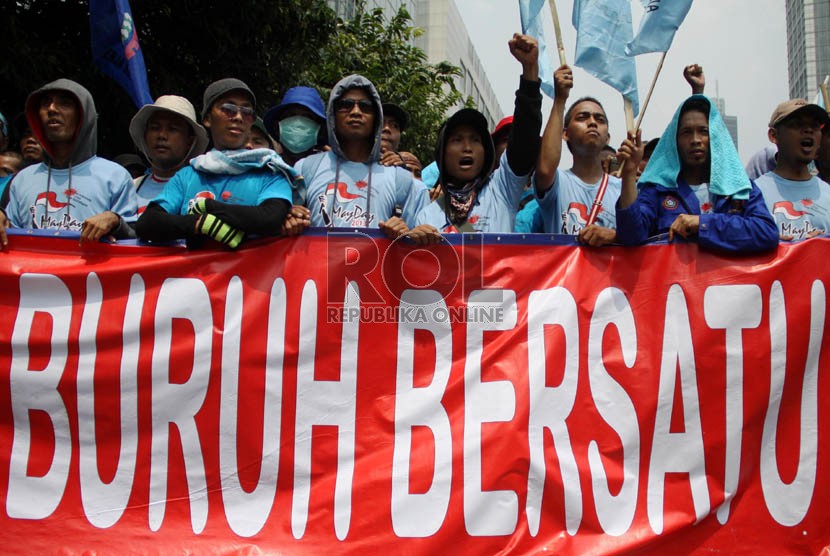   Ribuan buruh berunjuk rasa memperingati Hari Buruh Internasional atau yang biasa disebut 'May Day' di jalan MH. Thamrin, Jakarta, Rabu (1/5).   (Republika/Yasin Habibi)