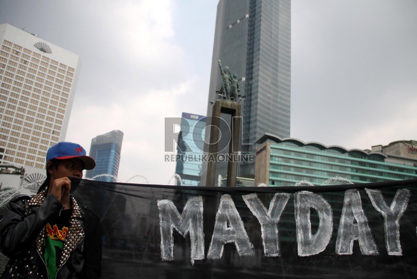   Ribuan buruh berunjuk rasa memperingati Hari Buruh Internasional atau yang biasa disebut 'May Day' di jalan MH. Thamrin, Jakarta, Rabu (1/5).   (Republika/Yasin Habibi)