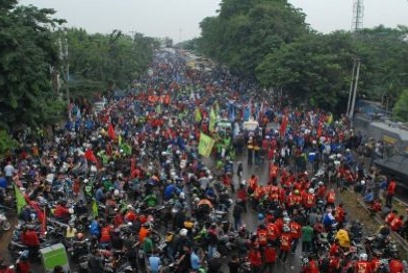 Ribuan buruh dari berbagai aliansi di Tangerang memblokir jalan raya Serang di pintu keluar tol Bitung, Tangerang, Banten, Selasa (3/12). 