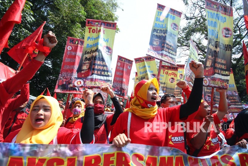 Ribuan buruh dari berbagai organisasi buruh menggelar aksi memperingati Hari Buruh Internasional atau May Day 2018, di depan Gedung Sate, Kota Bandung, Selasa (1/5).