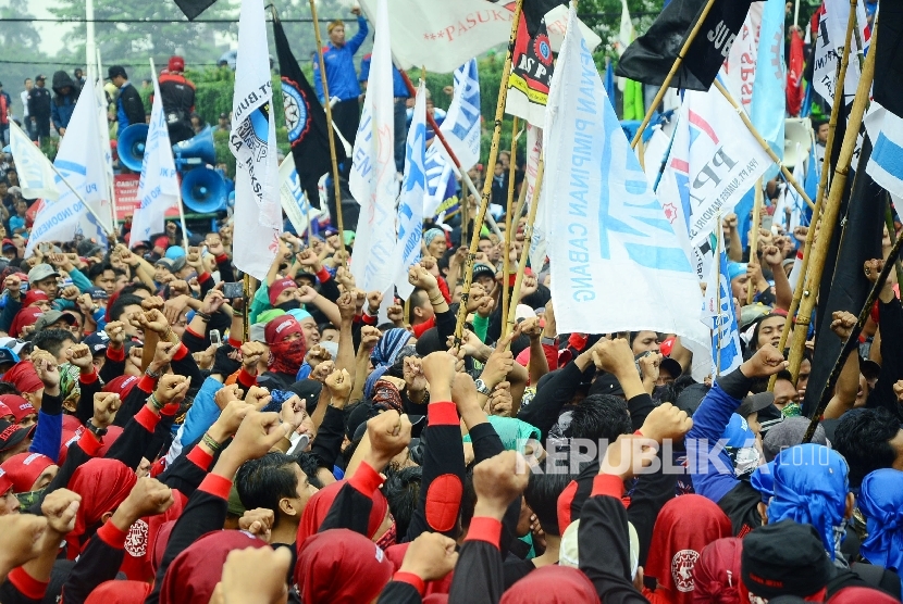 Ribuan buruh dari berbagai organisasi buruh yang tergabung dalam Aliansi Buruh Jabar menggelar unjuk rasa, di depan Gedung Sate, Kota Bandung, Kamis (27/10).