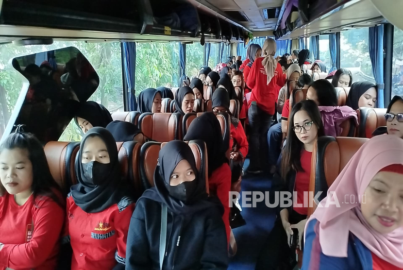 Ribuan Buruh dari Kota Cimahi dan Kabupaten Bandung Barat Bertolak ke Jakarta untuk Melakukan Aksi di May Day 2025, Kamis (1/5).