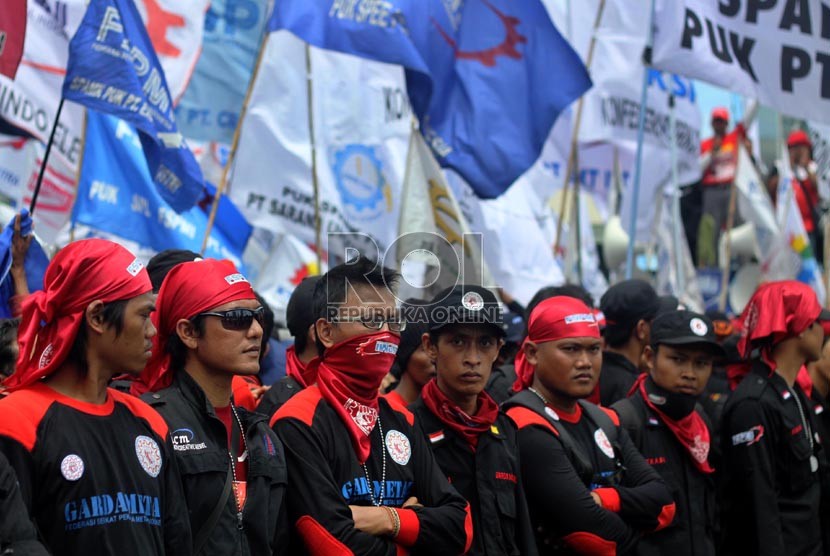  Ribuan buruh dari sejumlah serikat pekerja melakukan long march dari Bundaran HI menuju Kedubes Korea dan Jepang, Jakarta, Rabu (5/12). (Republika/Yasin Habibi)