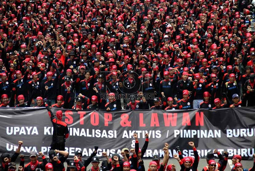  Ribuan buruh dari sejumlah serikat pekerja melakukan long march dari Bundaran HI menuju Kedubes Korea dan Jepang, Jakarta, Rabu (5/12). (Republika/Yasin Habibi)