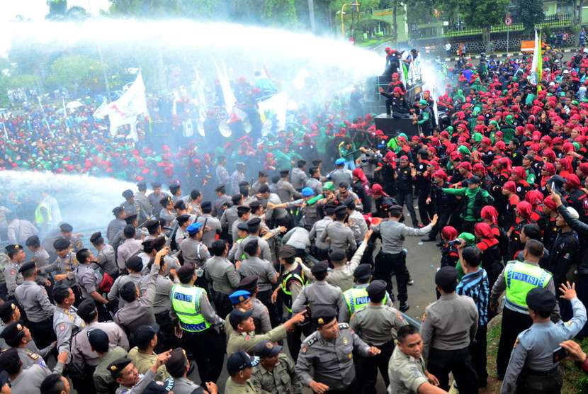  Ribuan buruh dihadang polisi dengan semprotan air saat demo menuntut kenaikan Upah Minimum Kabupaten (UMK) di depan komplek Pemkab Bogor, Cibinong, Bogor, Jabar, Jumat (14/11). (Antara/Jafkhairi)