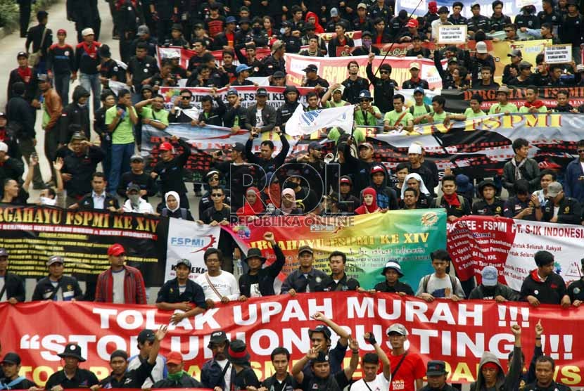  Ribuan buruh gabungan se-Jabodetabek melakukan long march dari Bundaran Hotel Indonesia menuju Istana Negara di Jalan MH Thamrin, Jakarta Pusat, Rabu (6/2). (Republika/Adhi Wicaksono)