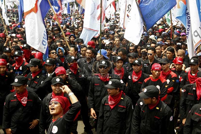  Ribuan buruh melakukan long march dari Bundaran Hotel Indonesia menuju Istana Negara. (Ilustrasi) (Republika/Adhi Wicaksono)