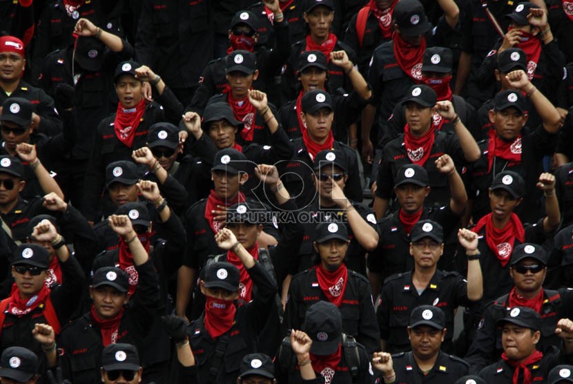  Ribuan buruh gabungan se-Jabodetabek melakukan long march dari Bundaran Hotel Indonesia menuju Istana Negara di Jalan MH Thamrin, Jakarta Pusat, Rabu (6/2). (Republika/Adhi Wicaksono)