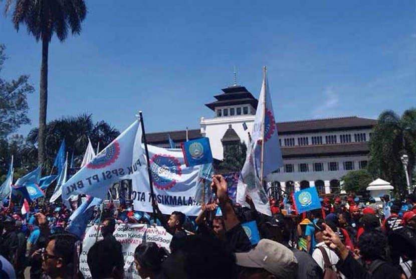 Ribuan buruh Jawa Barat menggelar aksi unjuk rasa di depan Gedung Sate, Senin (1/5)