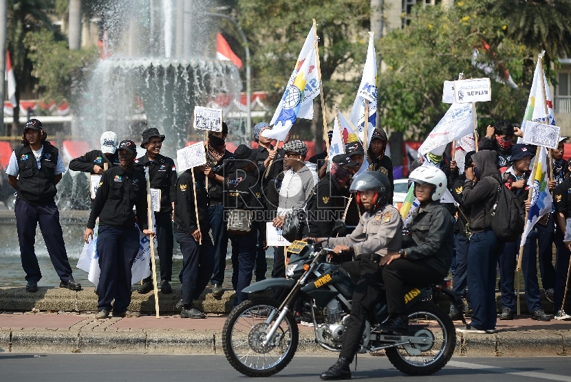  Ribuan buruh melakukan aksi di bundaran Patung Kuda, Silang Monas, Jakarta Pusat, Selasa (1/9). 
