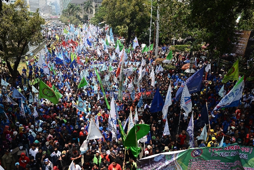   Ribuan buruh melakukan aksi jalan kaki bersama dari bundaran Patung Kuda menuju Istana Negara, Jakarta Pusat, Selasa (1/9).  (Republika/Raisan Al Farisi)