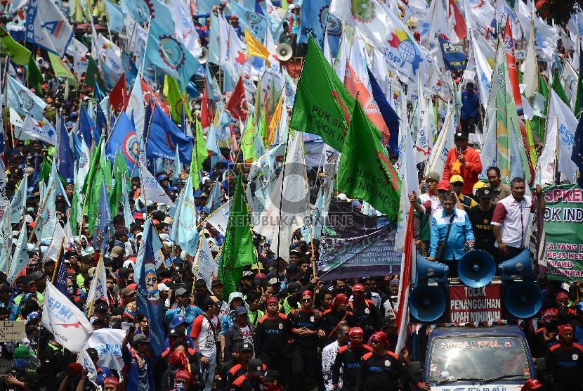  Ribuan buruh melakukan aksi jalan kaki bersama dari bundaran Patung Kuda menuju Istana Negara, Jakarta Pusat, Selasa (1/9). 