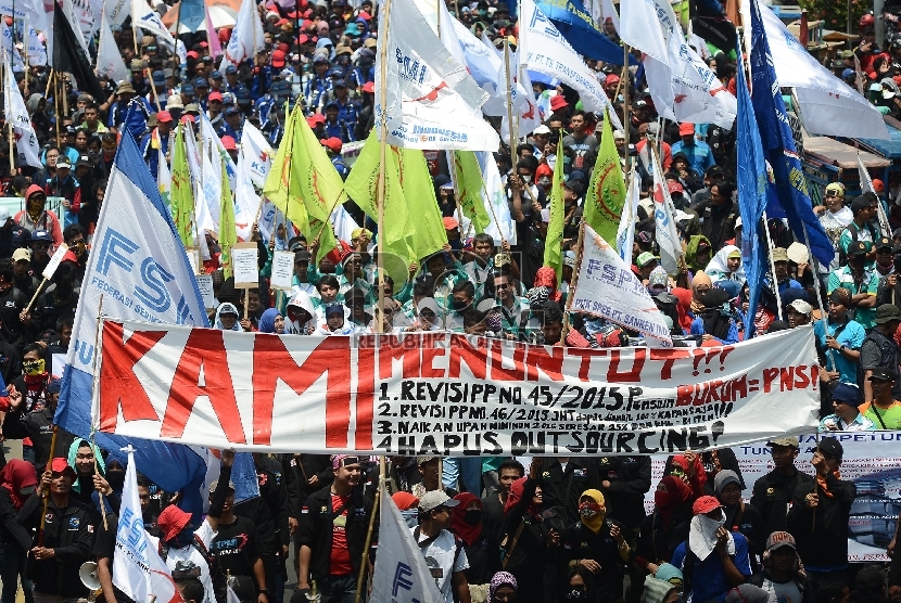 Ribuan buruh melakukan aksi jalan kaki bersama dari bundaran Patung Kuda menuju Istana Negara, Jakarta Pusat, Selasa (1/9).   (Republika/Raisan Al Farisi)