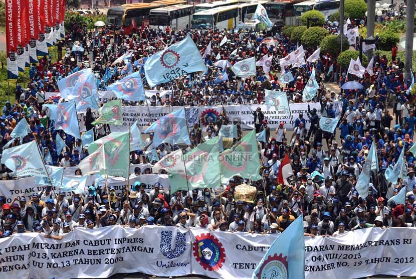  Ribuan buruh melakukan aksi longmarch dari Bundaran Hotel Indonesia menuju Istana Merdeka di Jakarta, Kamis (17/10).  (Republika/Agung Supriyanto)