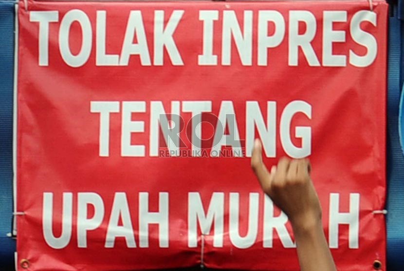  Ribuan buruh melakukan aksi mogok kerja di kawasan industri EJIP Cikarang, Jawa Barat, Jumat (1/11).  (Republika/ Tahta Aidilla)