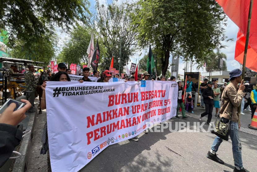 Ribuan buruh menggelar aksi May Day di kawasan Malioboro, Yogyakarta. 
