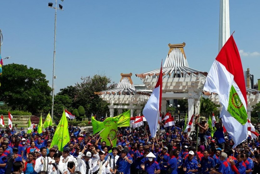 Ribuan buruh menggelar aksi memperingat Hari Buruh Dunia (May Day) di depan kantor Gubernur Jawa Timur, Selasa (1/5)