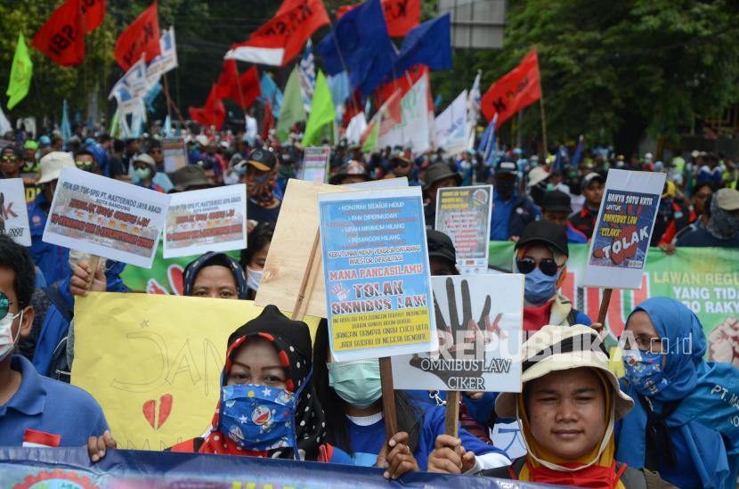 Ribuan buruh menggelar aksi menolak Omnibus Law RUU Cipta Kerja, di depan Gedung Sate, Kota Bandung, Senin (16/3).