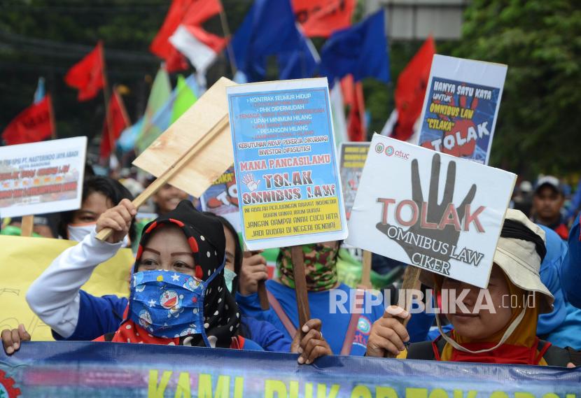 Ribuan buruh menggelar aksi menolak Omnibus Law RUU Cipta Kerja