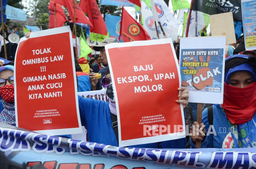 Ribuan buruh menggelar aksi menolak Omnibus Law RUU Cipta Kerja, di depan Gedung Sate, Kota Bandung, Senin (16/3). Pemerintah memutuskan menunda pembahasan cluster ketenagakerjaan dalam Rancangan Undang-Undang (RUU) Cipta Kerja.