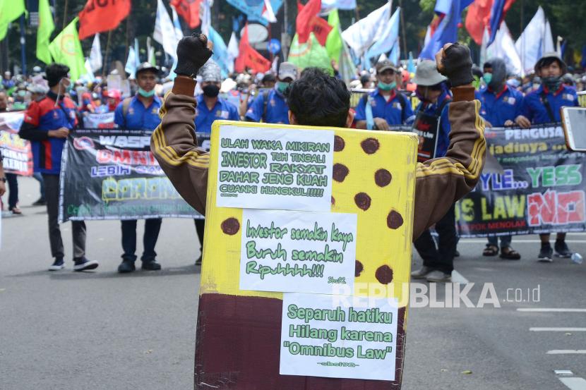 Ribuan buruh menggelar aksi menolak Omnibus Law RUU Cipta Kerja, di depan Gedung Sate, Kota Bandung, Senin (16/3).