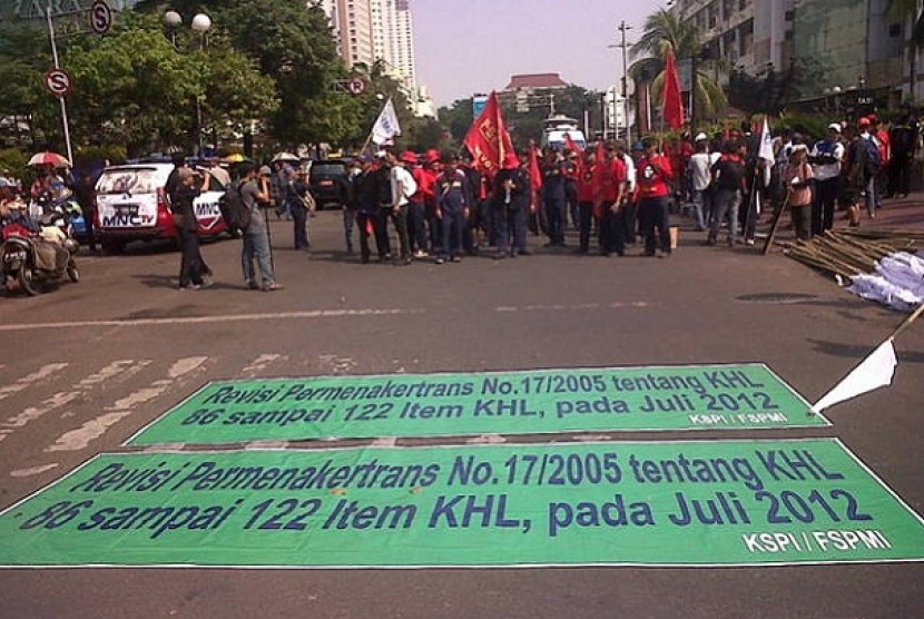 Ribuan buruh menggelar demo menuntut dihapuskannya sistem outsourcing, Kamis (12/7).