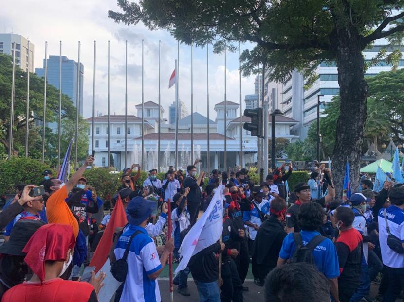   Ribuan buruh menyambangi Balai Kota DKI Jakarta untuk menuntut kenaikan Upah Minimum Provinsi (UMP) 2022, di Jalan Merdeka Selatan, Jakarta Pusat, Rabu (8/12).