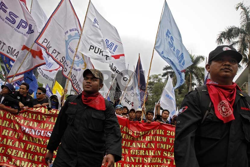  Ribuan buruh yang tergabung dalam berbagai elemen se-Jabodetabek melakukan aksi long march menuju Istana Negara, Jakarta, Kamis (22/11). (Adhi Wicaksono)