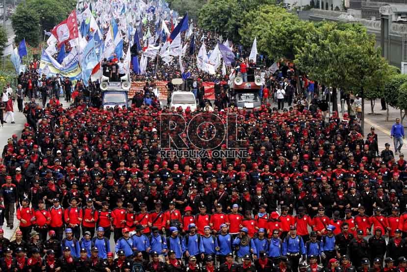  Ribuan buruh yang tergabung dalam berbagai elemen se-Jabodetabek melakukan aksi long march menuju Istana Negara, Jakarta, Kamis (22/11). (Adhi Wicaksono)