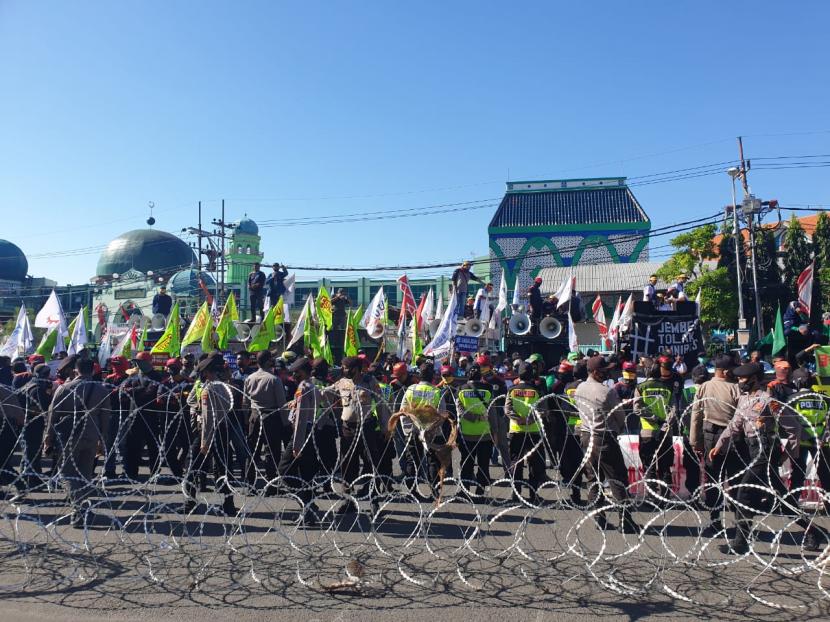 Ribuan buruh yang tergabung dalam Perwakilan Daerah Konfederasi Serikat Pekerja Indonesia (PERDA KSPI) Provinsi Jawa Timur menggelar aksi menolak Omnibus Law atau RUU Cipta Kerja di depan Kantor DPRD Jatim, Selasa (25/8)