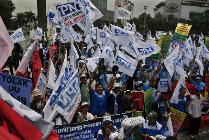 Ribuan buruh yang tergabung dalam Serikat Pekerja Nasional (SPN) saat menggelar aksi menuntut kenaikan UMK (ilustrasi).