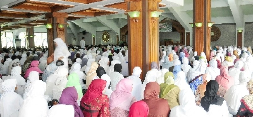 Ribuan calon jamaah haji (calhaj) sedang mengikuti bimbingan manasik haji massal.